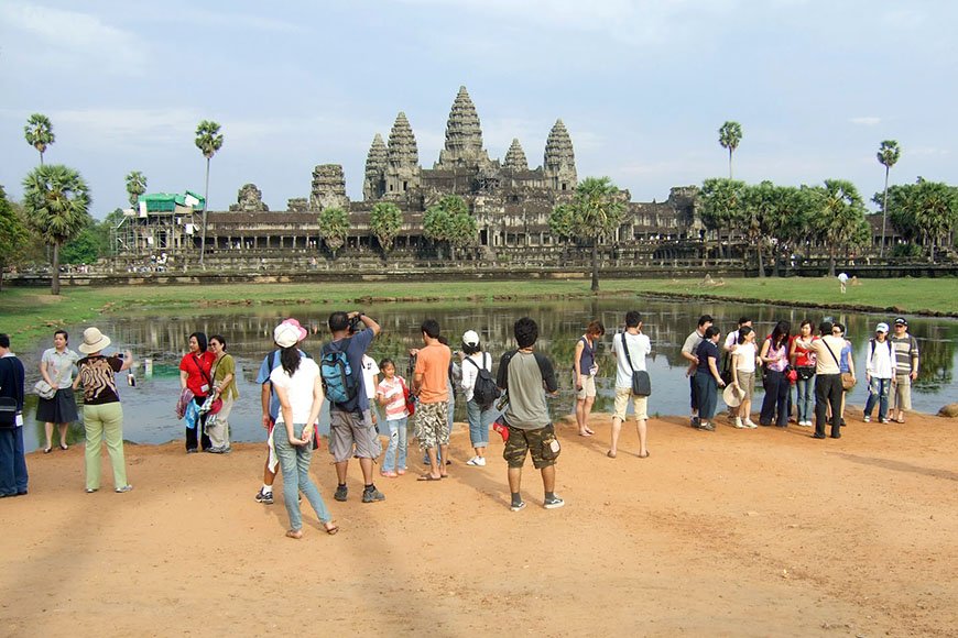 Angkor_Wat_Tourists-wikipedia