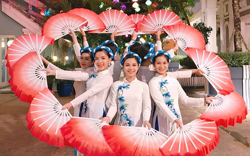 fan-dance-vietnam